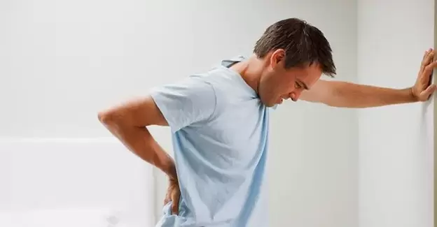 Gizon baten lumbosacral eskualdeko mina prostatitis kronikoaren seinale da